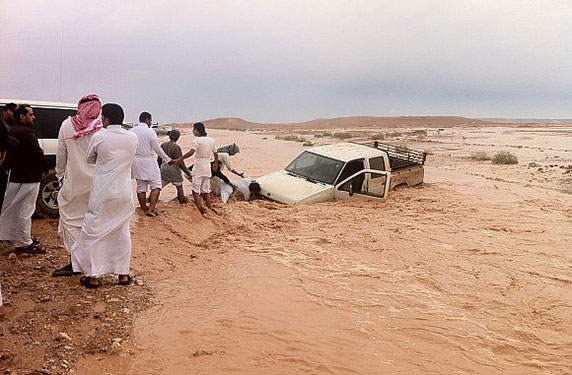 زوجة سعودية تضحي بحياتها لإنقاذ زوجها من السيول بالفيديو