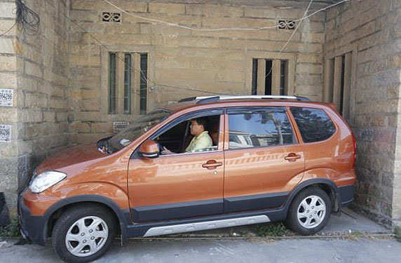 بالفيديو... شاهد أصعب محاولة صف سيارة في العالم