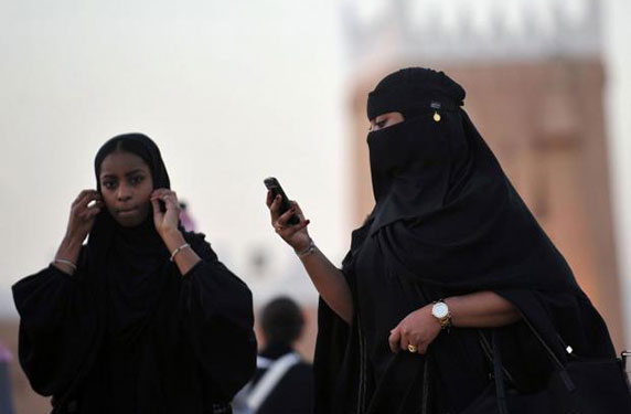 بالفيديو .. فتيات سعوديات  يحتفلن بالبطيخ  لانتهاء الاختبارات