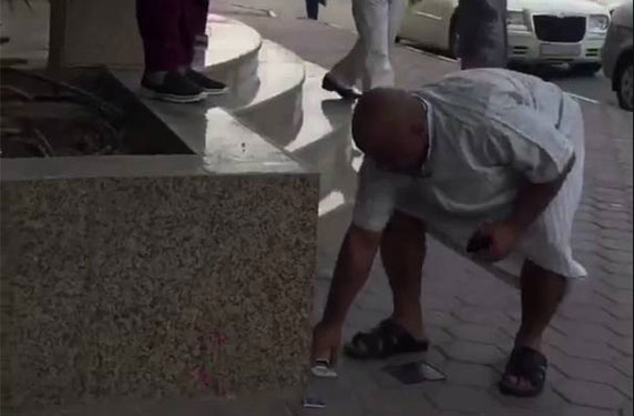 بالفيديو .. اعتداء رجل أمن البنك الأهلي على مواطن في الدمام