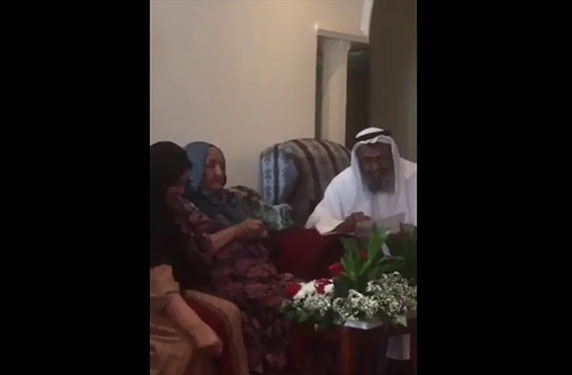 بالفيديو ..  كيف احتفل سعودي بعيد زواجه الـ 59