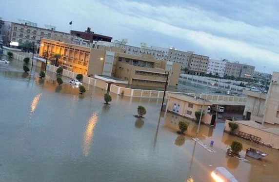 صاعقة تقتل مقيمين وتصيب إثنين أخرين في القنفذة