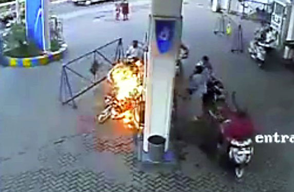 فيديو.. هندي ينجو بأعجوبة بعد انفجار هاتفه في محطة وقود