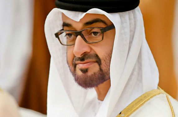 بالفيديو .. إماراتي يلتقط سيلفي مع محمد بن زايد فأخطأ في الاسم.. والنتيجة