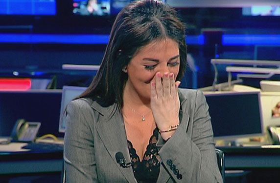 بالفيديو... مذيعة لبنانية تصاب بنوبة ضحك أمام ملايين المشاهدين