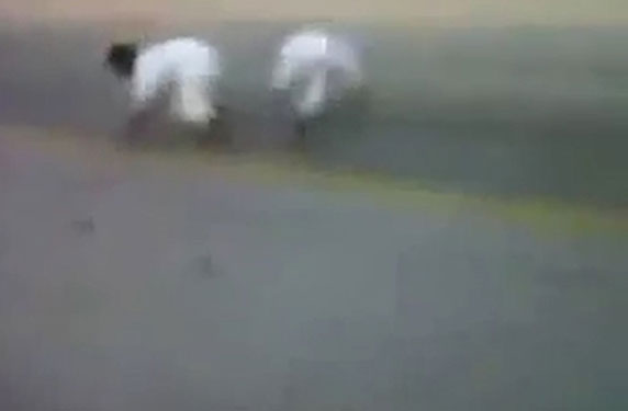 شباب سعودي متهور يستلقون أمام شاحنة في الرياض بهذا الفيديو