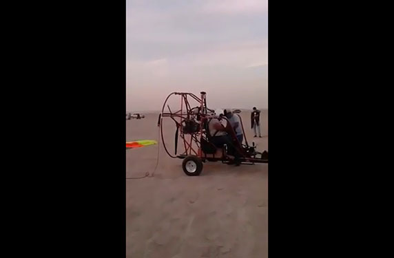 بالفيديو .. طيار شراعي يصطدم بسيارة في السعودية