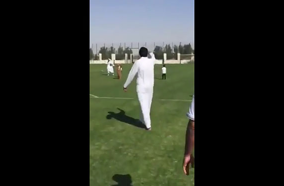 أمير خليجي يلعب كرة القدم ... بالفيديو