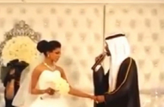 بالفيديو... عريس كويتي يغني لعروسه ويشد انتباه 1,6 مليون مشاهد في أيام