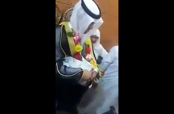 بالفيديو .. عريس سعودي يتعرض لمقلب طريف في عرسه
