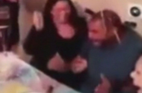 بالفيديو.. ماذا فعل حين تلقى خبر حمل زوجته بصبي بعد 4 بنات !!