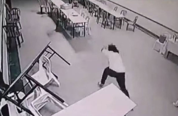 بالفيديو .. جني عدواني يهاجم امرأة بعنف