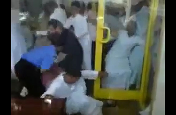 بالفيديو ..  حارس أمن ينقذ رجلاً من الدهس