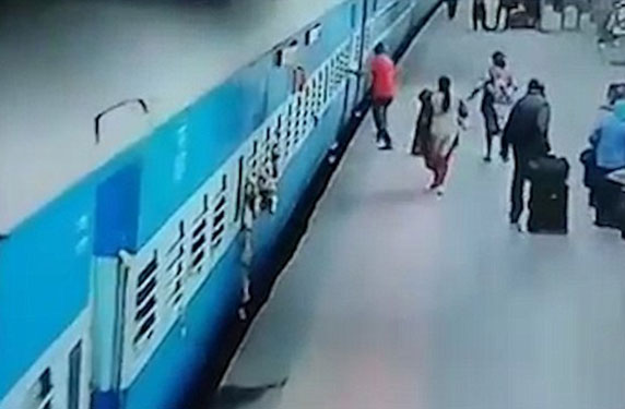فيديو مروع لقطارٍ يسحب امرأة قبل لحظاتٍ من توقّفه
