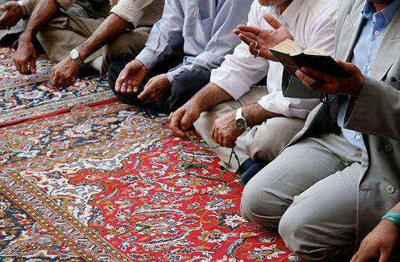 وفاة مفاجئ لمغربي يصلي صلاة الفجر بالفيديو