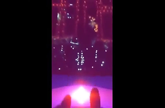 شاب يفطر فوق برج المملكة بالفيديو