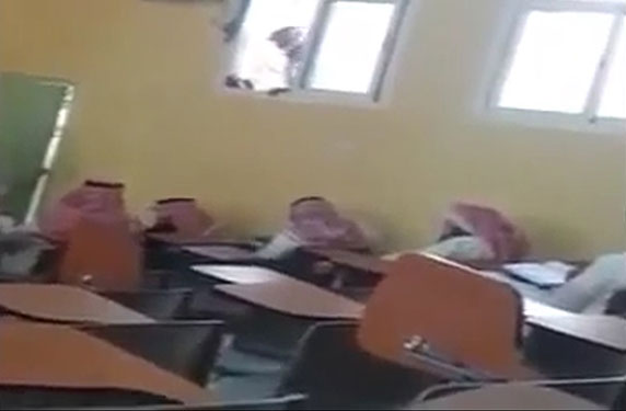 بالفيديو.. طالب سعودي يخدع معلمه "الكفيف" ويتسلل من شباك الفصل