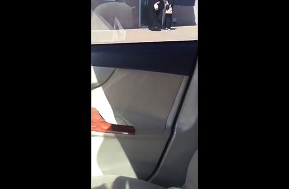 شاهد بالفيديو.. ما الذي دفع الفتاة للصراخ في وجه رجل الهيئة؟!
