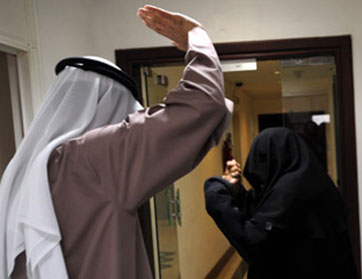 سعودي يعتدي على زوجته بالضرب في مركز عملها!