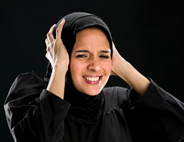 بعد عامين يمنية تتفاجأ بابنها مدفوناً بجوار المنزل