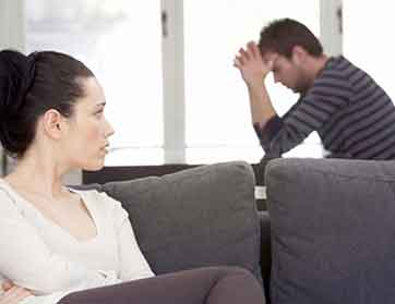 كويتي يضرب زوجته ويطاردها شاهرًا سلاحه 