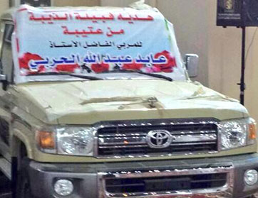 تلامذة سعوديون يكرمون مدرسهم بسيارة