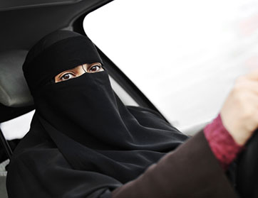 سعودية تلد داخل السيارة!