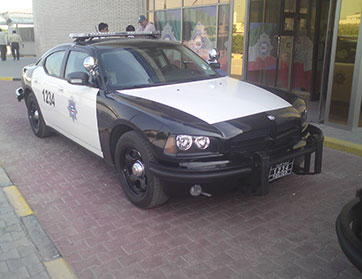 شرطي كويتي يضرب آسيوياً لأنه تجاوزه في الطريق!