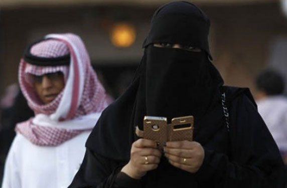 سعودية تهدى زوجها 10 آلاف ريال و"آى فون 6" فى حفل زفافه الثانى