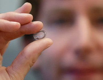 غوغل تبرم شراكة مع نوفارتيس لتطوير عدسات لاصقة 