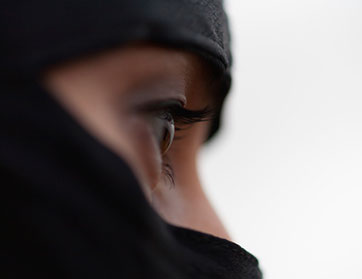 بالفيديو- منقبة تخلع ملابسها تعبيرا عن الحرية