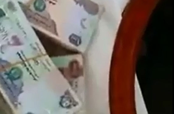 بالفيديو: إماراتي يوزع نصف مليون درهم على أصدقائه