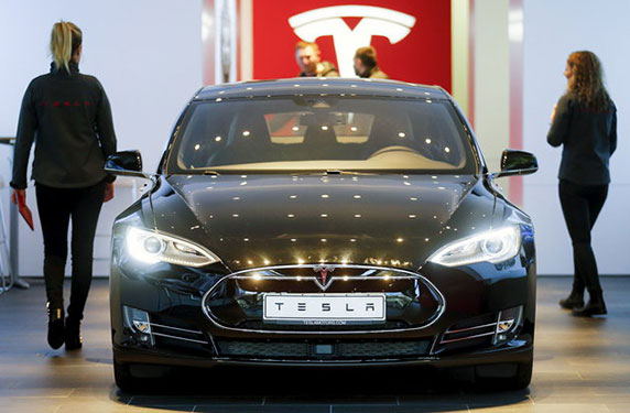 أطلقت شركة Tesla السيارة الأسرع والتي يمكنكم حقيقةً أن تشتروها!