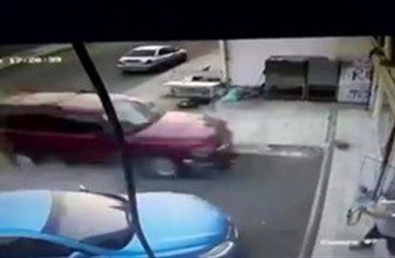 بالفيديو.. حادث مروع في السعودية سيّارة تقتحم صالون حلاقة