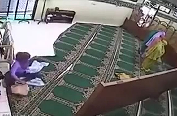 شاهد بالفيديو ماذا فعلت فتاة داخل مصلى للنساء؟
