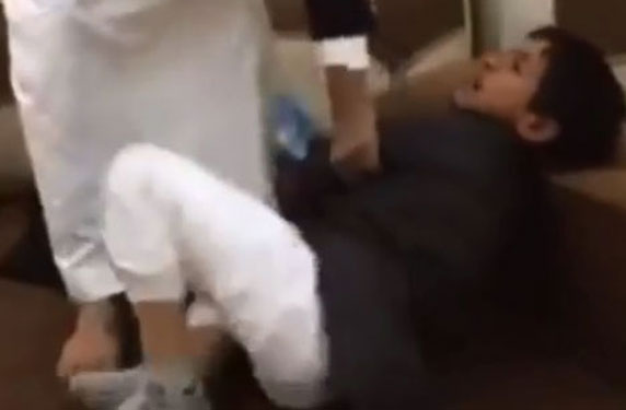 بالفيديو: سعودي يعنف ابناءه الخمسة