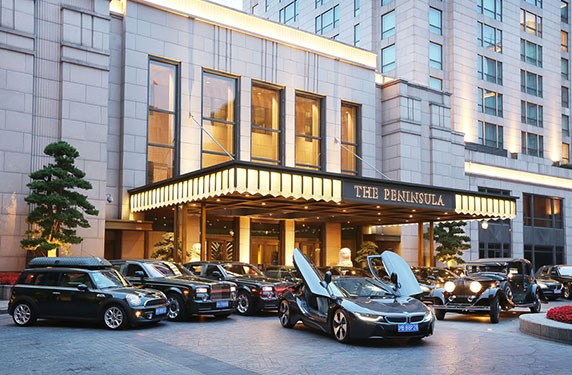فندق Peninsula Shanghai يضم سيارة بي إم دبليو آي 8
