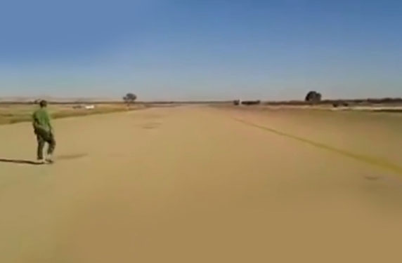 بالفيديو رجل ينجو من أغرب حادث طائرة
