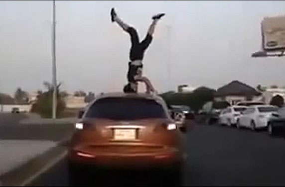 بالفيديو .. سعودي يقدم استعراضاً خطراً على سقف سيارة
