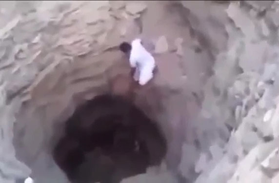 سعودي يغامر بحياته لانقاذ كلب بالفبدبو