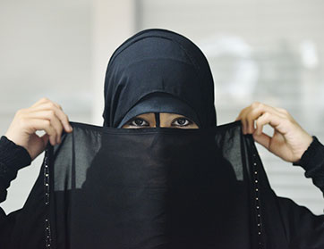 سعودية تقرر إنقاذ والدها بالتضحية بنفسها... فتنال 300 ألف ريال