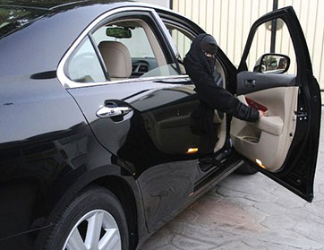 سعودي يستدرج فتاة جامعية ... بزعم رغبة أمه رؤيتها