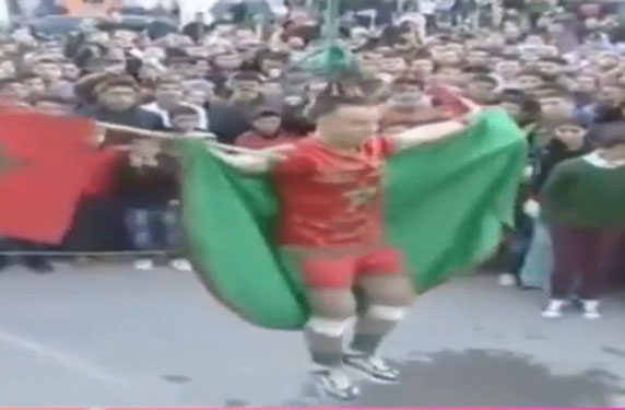مغربي يطير في السماء مشدودا من شعره بالفيديو