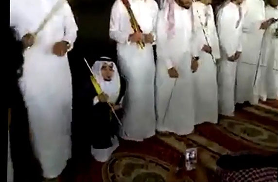بالفيديو أقصر رجل سعودي يرقص في حفلة غنائية سعودية