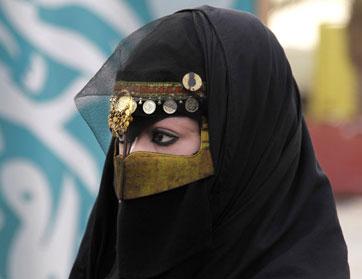 سعودية تهدي زوجها عروساً وسيارة فارهة