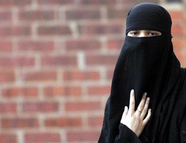 إماراتية تخطف صديقتيها بسبب خلاف مالي