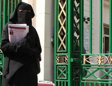 سعودي يرتدي الخمار ليتقدم للامتحان بدلاً عن خطيبته