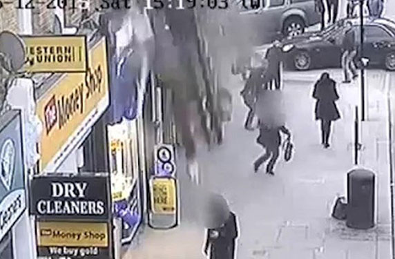 بالفيديو.. لحظة انهيار شرفة مبنى بالقرب من المارة