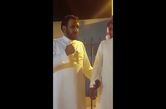 بالفيديو .. سعودي يكرم ضيفه بتغيير اسم ابنه