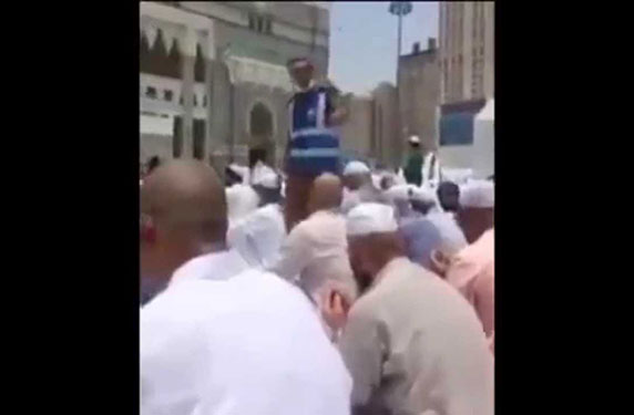 بالفيديو.. يد جندي سعودي تخفف حرارة أغسطس على المصلين